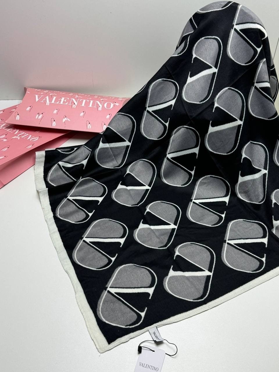 платок valentino шелк,платок valentino,платок брендовый,шелковый платок,женские платки