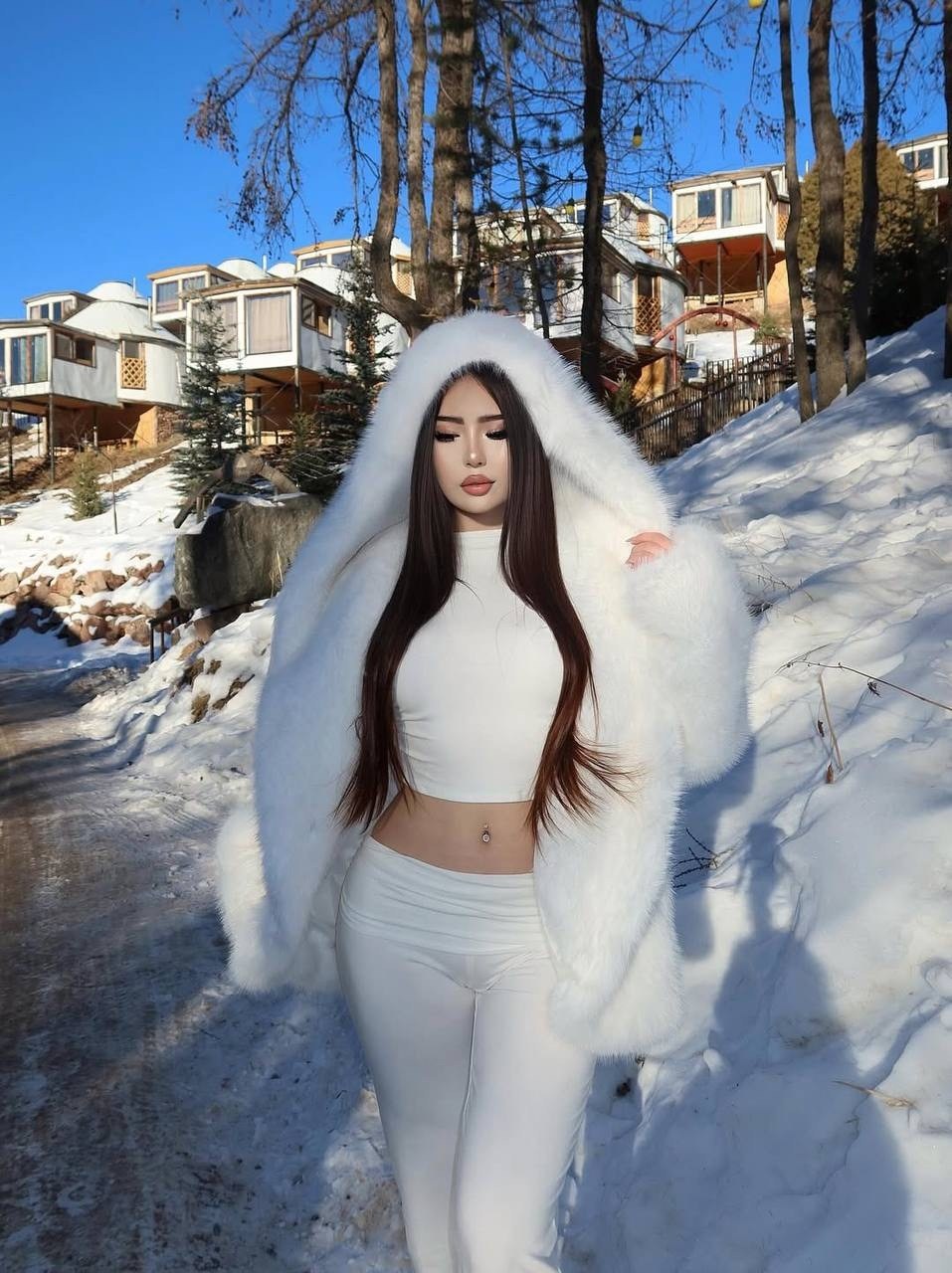 женское пальто с капюшоном из натурального лисьего меха,брюнетка зимой,fur coat,девушка брюнетка зимой,девушка