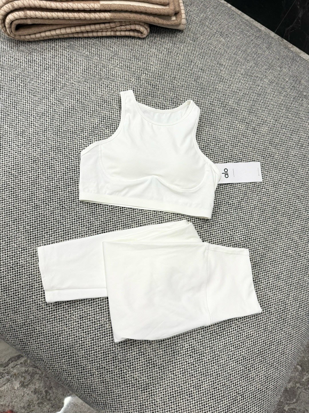 костюм для фитнеса женский,одежда для фитнеса женская,одежда для фитнеса,легинсы для фитнеса,женский фитнес костюм белый в рубчик с топом