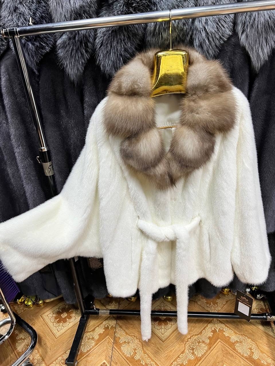 шуба норковая nafa кимоно "ваниль" с соболем,белая норковая шуба с воротником из куницы,белая норковая шуба,норковая шуба,белое норковое пончо с воротником из куницы