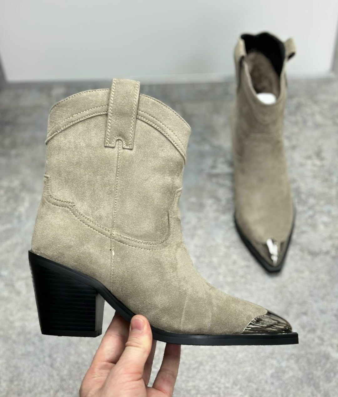 ковбойские замшевые ботильоны dewina isabel marant бежевый,,сапоги изабель марант казаки,казаки замшевые эконика,женские классические замшевые ботинки челси