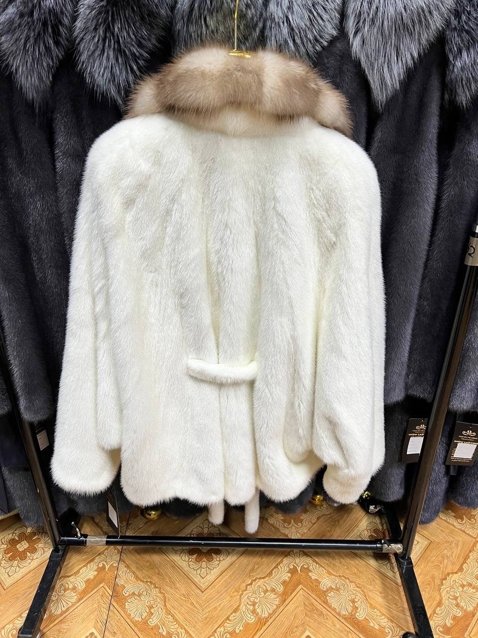 шуба норковая nafa кимоно "ваниль" с соболем,белая норковая шуба с воротником из куницы,белая норковая шуба,норковая шуба,белое норковое пончо с воротником из куницы