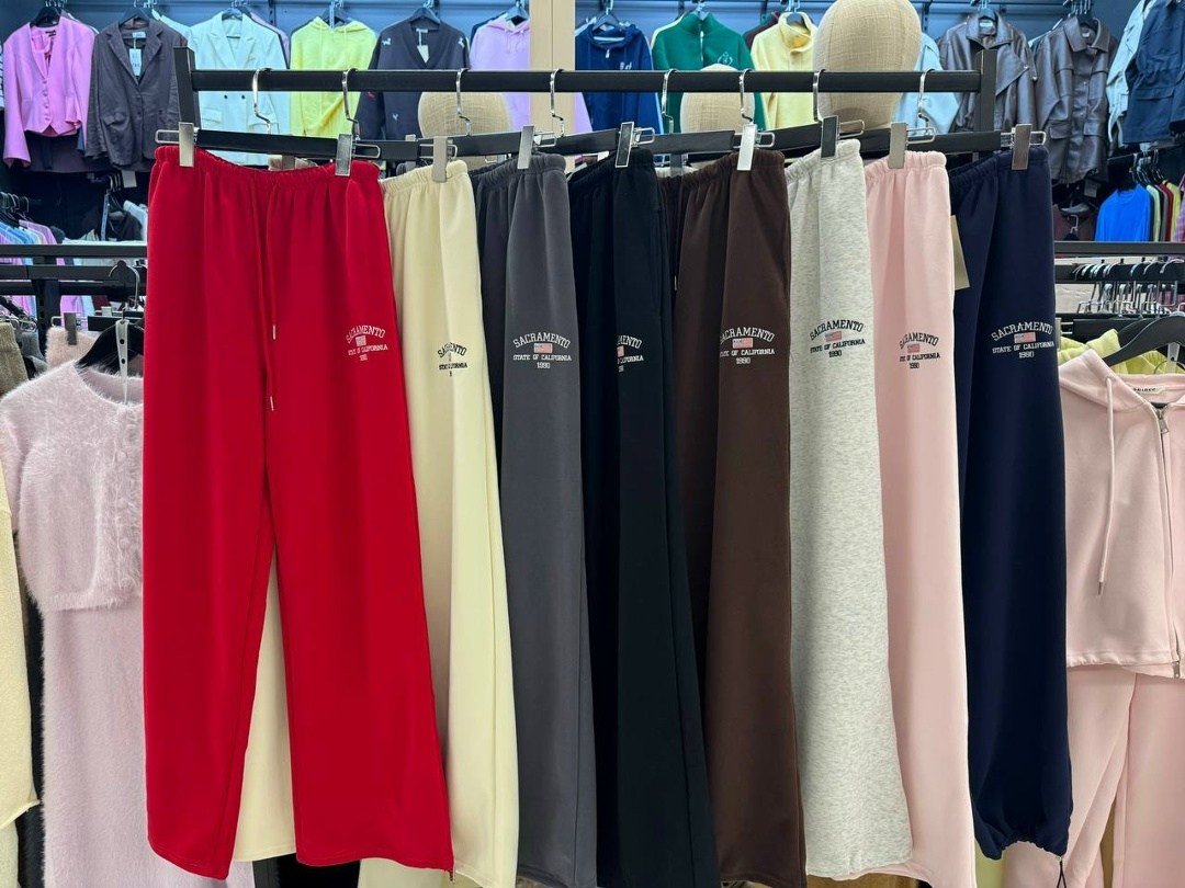 девушка,худые девушки,стройная девушка,штаны розовые,наряд со спортивными штанами