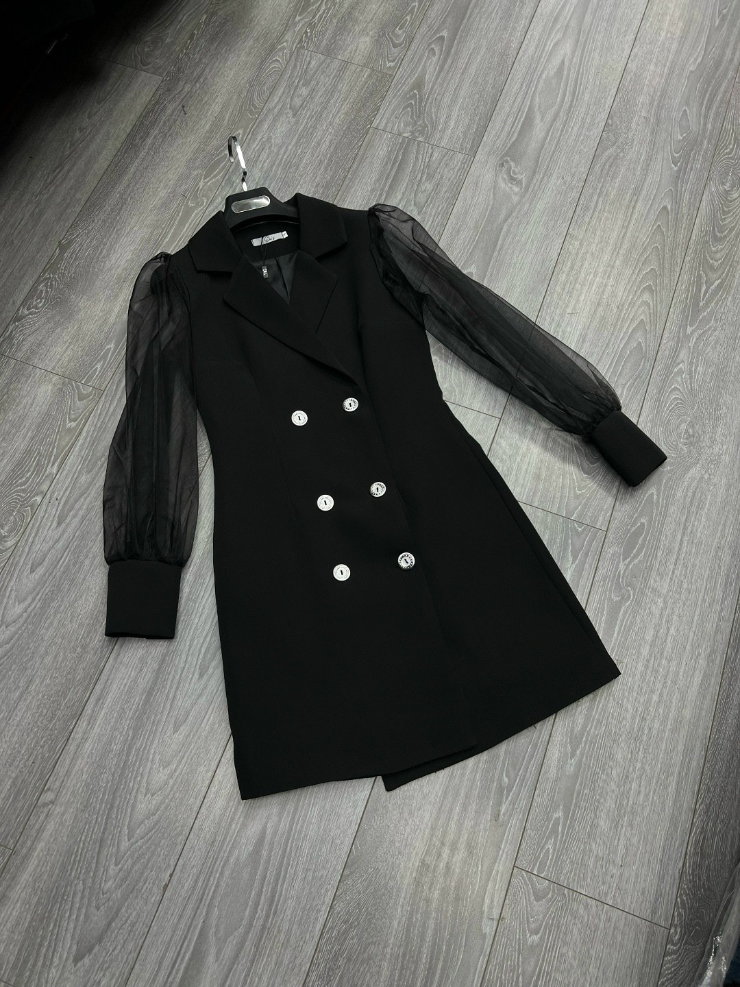 пиджак платье,женское платье-жакет двубортное с объёмными рукавами и пуговицами,черное женское платье-жакет двубортное с объёмными рукавами и пуговицами,платье пиджак ,платье-жакет andrea osfas