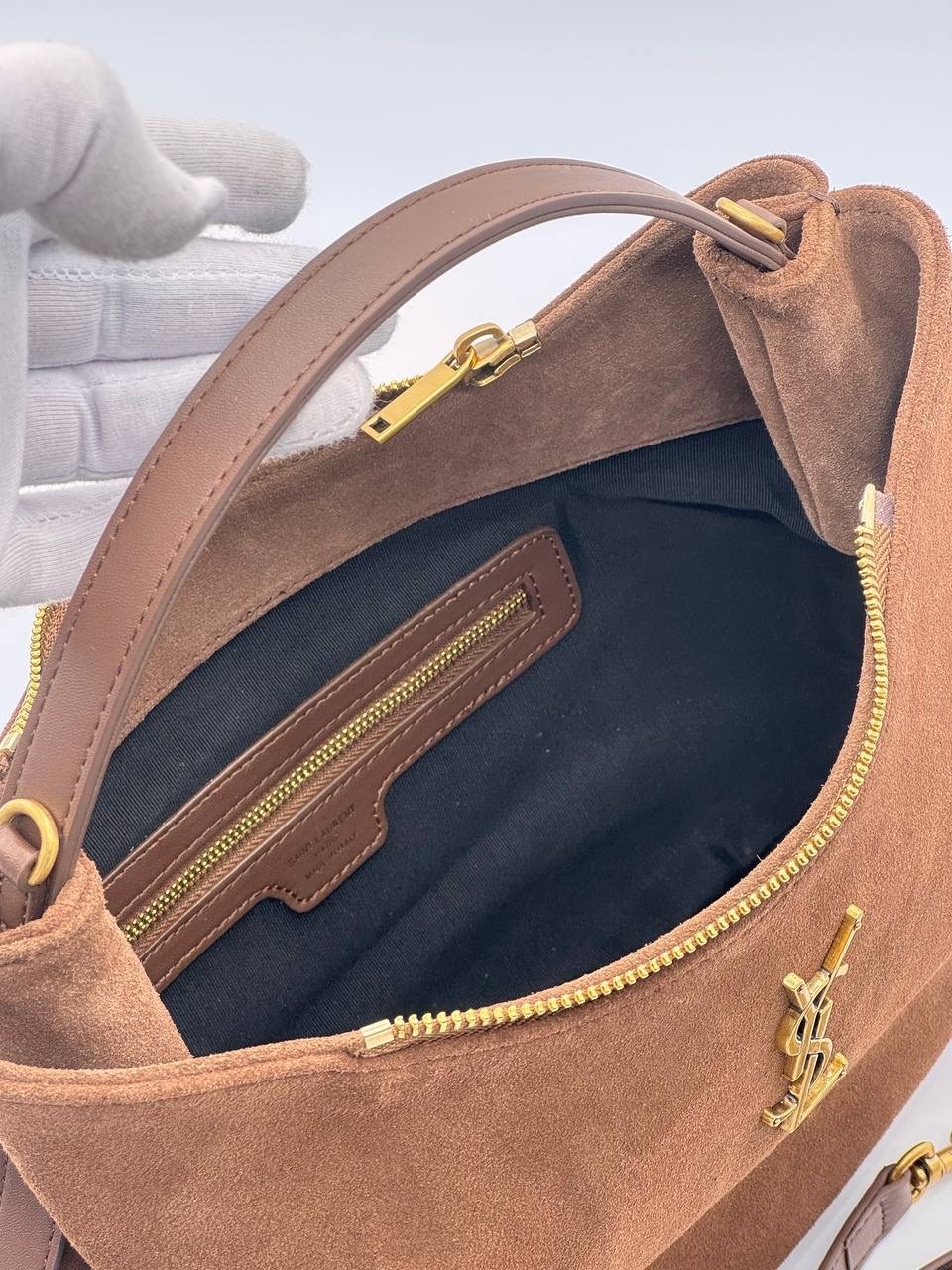 женская замшевая сумка yves saint laurent 37x29 см,кожаная сумка-хобо le 5 à 7 saint laurent коричневый,женская замшевая сумка saint laurent коричневая,yves saint laurent сумка замшевая,замшевая сумка