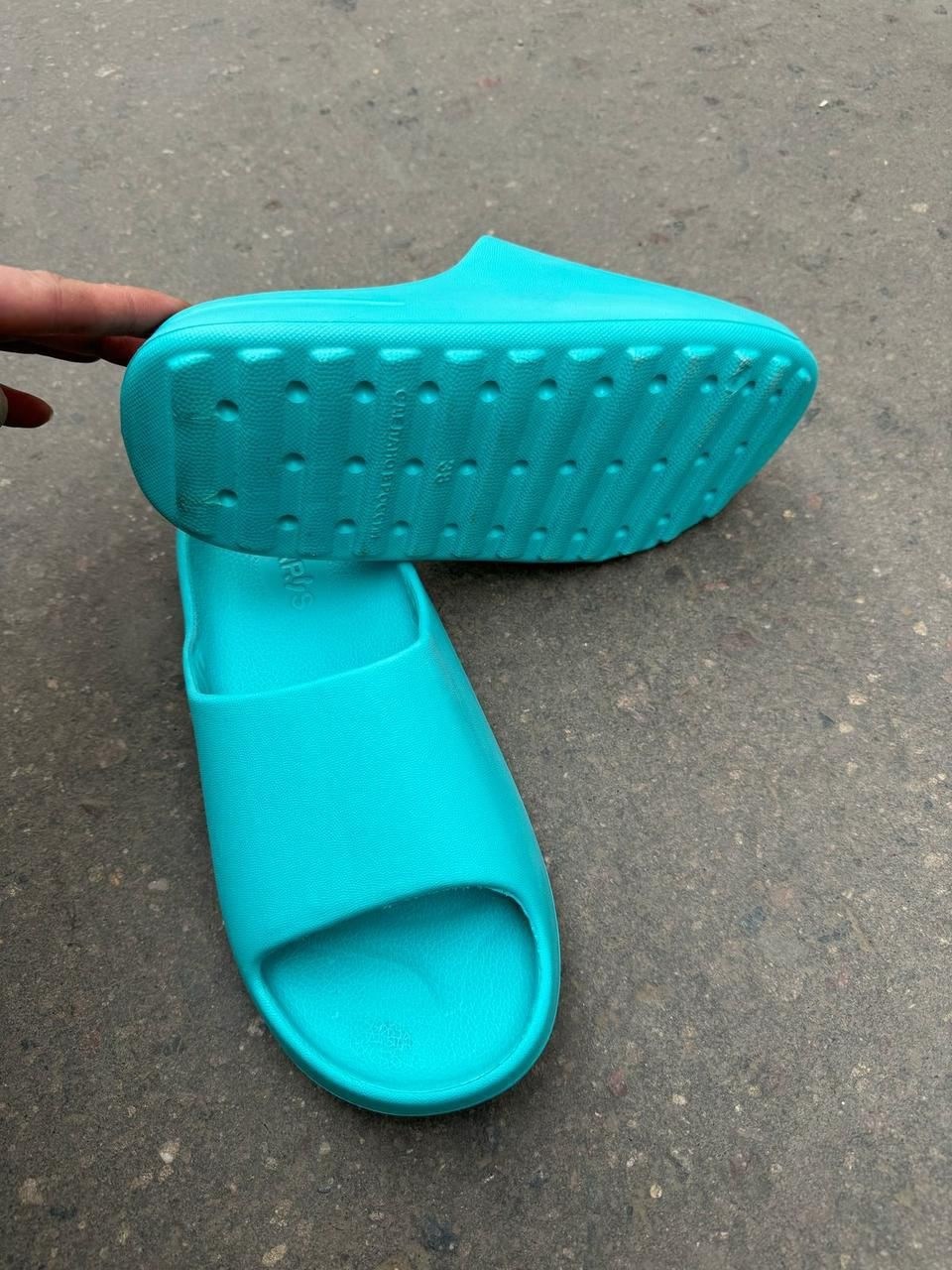 шлепки yeezy slide,модные тапочки,тапки yeezy slide,adidas yeezy slide resin,летние тапочки