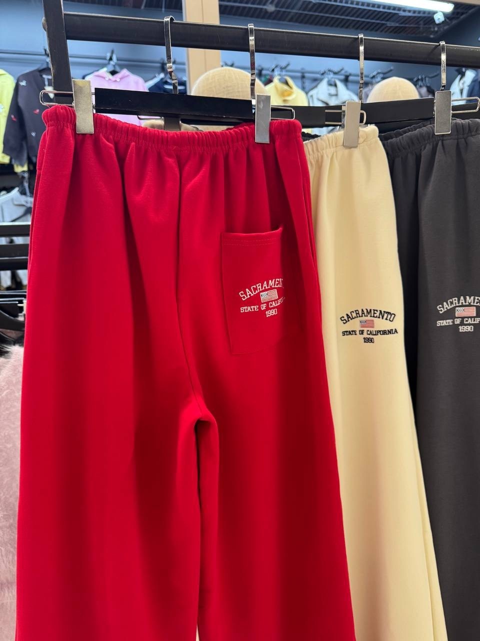 девушка,худые девушки,стройная девушка,штаны розовые,наряд со спортивными штанами