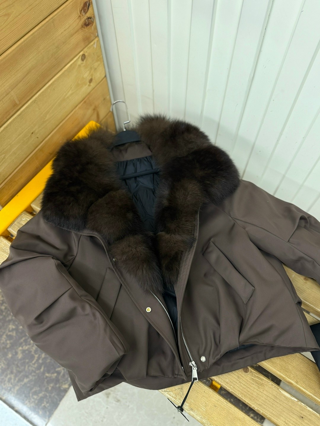 женская куртка на утином пуху с воротником из натурального лисьего меха,короткая куртка-пуховик из натурального лисьего меха,пуховик с натуральным мехом,куртка на утином пуху с воротником из лисьего м