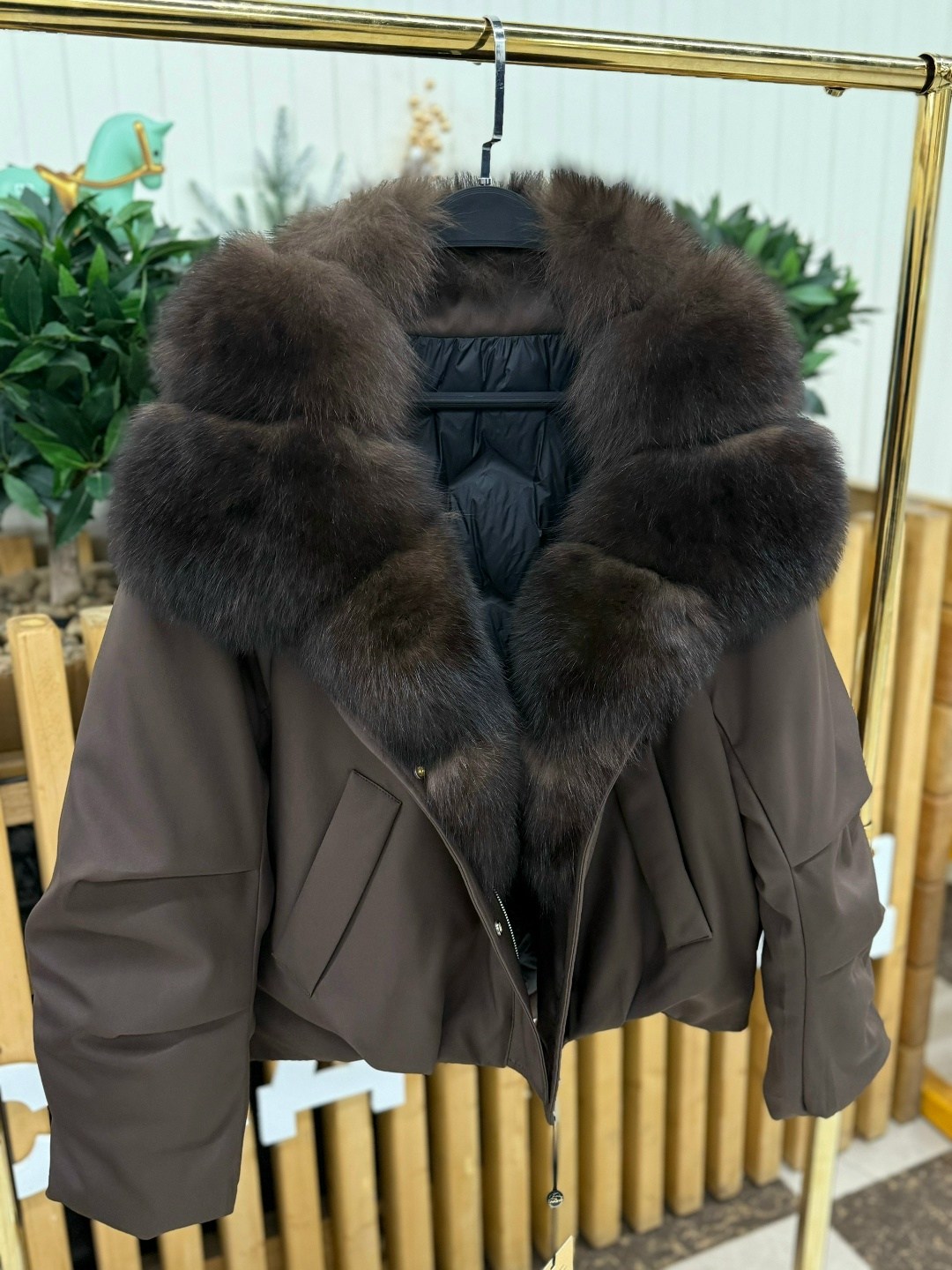 женская куртка на утином пуху с воротником из натурального лисьего меха,короткая куртка-пуховик из натурального лисьего меха,пуховик с натуральным мехом,куртка на утином пуху с воротником из лисьего м