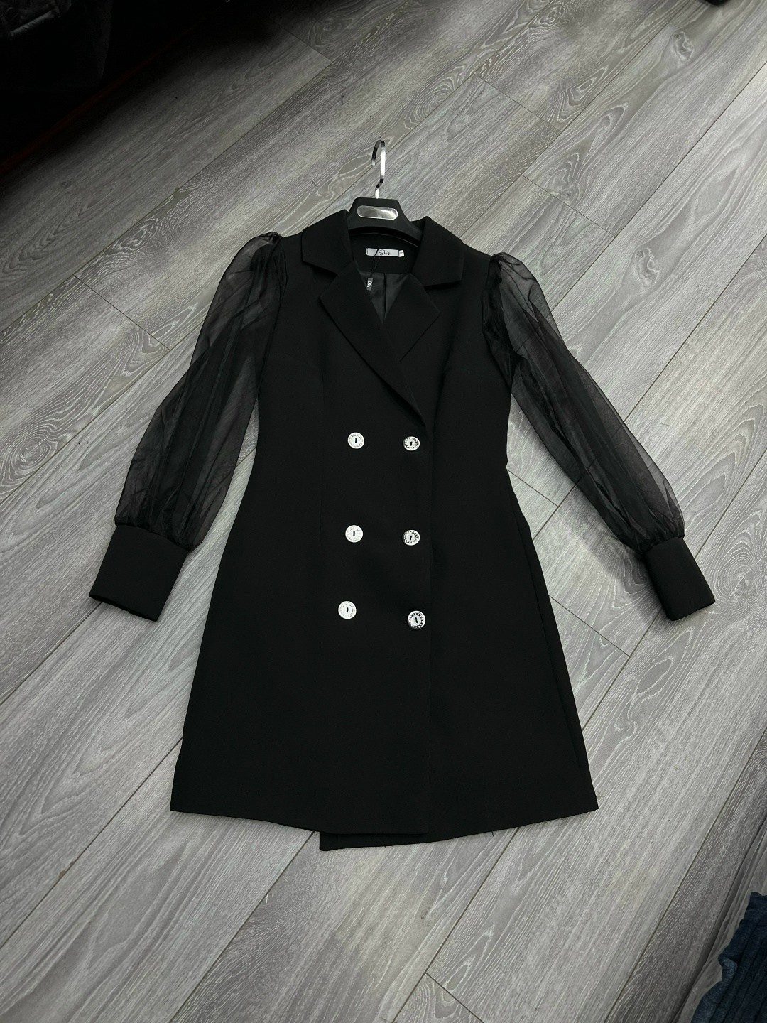 пиджак платье,женское платье-жакет двубортное с объёмными рукавами и пуговицами,черное женское платье-жакет двубортное с объёмными рукавами и пуговицами,платье пиджак ,платье-жакет andrea osfas