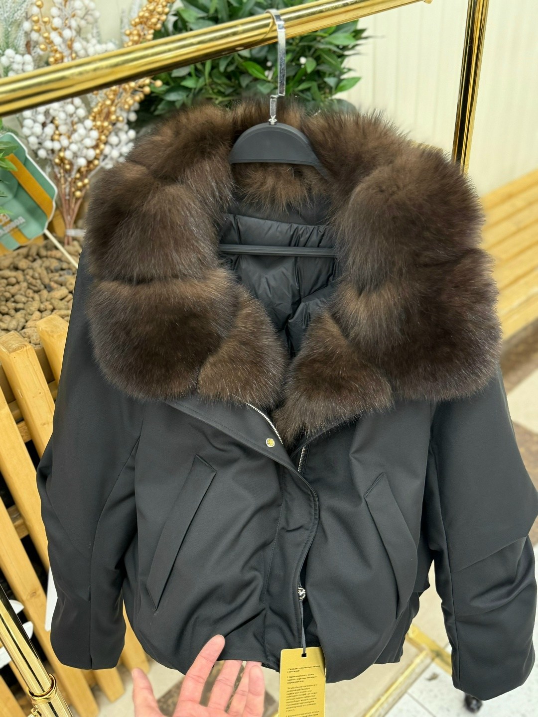 женская куртка на утином пуху с воротником из натурального лисьего меха,короткая куртка-пуховик из натурального лисьего меха,пуховик с натуральным мехом,куртка на утином пуху с воротником из лисьего м