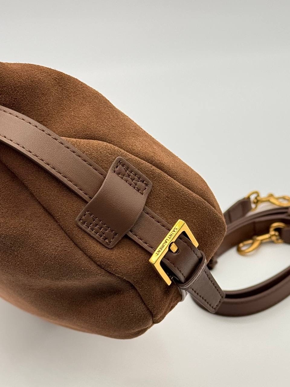 женская замшевая сумка yves saint laurent 37x29 см,кожаная сумка-хобо le 5 à 7 saint laurent коричневый,женская замшевая сумка saint laurent коричневая,yves saint laurent сумка замшевая,замшевая сумка