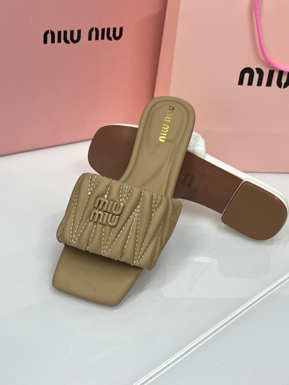шлепанцы miu miu,,шлепанцы женские,кожаные шлепанцы miu miu,тапочки miu miu