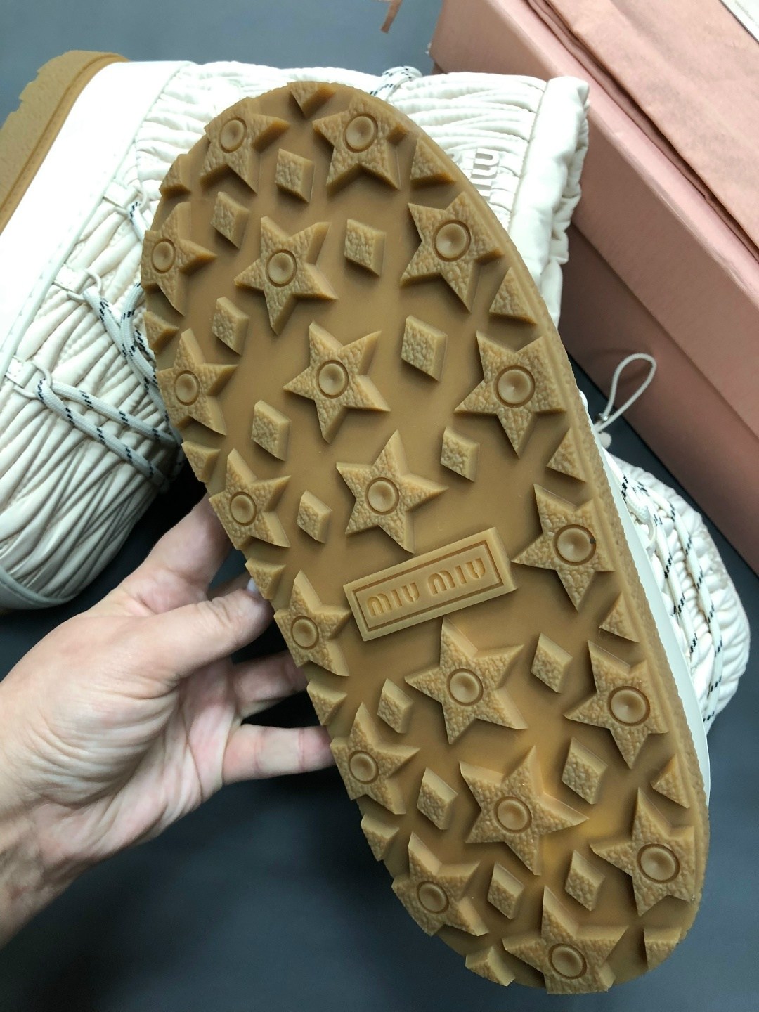 женские высокие луноходы miu miu молочные,луноходы женские,женские луноходы miu miu молочные,женские брендовые луноходы,женские брендовые бежевые луноходы