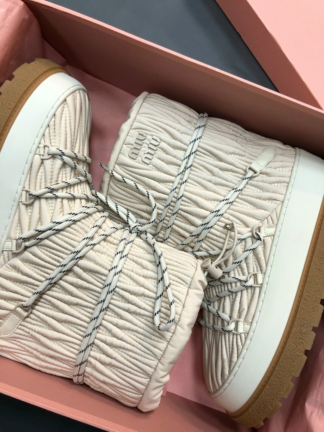 женские высокие луноходы miu miu молочные,луноходы женские,женские луноходы miu miu молочные,женские брендовые луноходы,женские брендовые бежевые луноходы