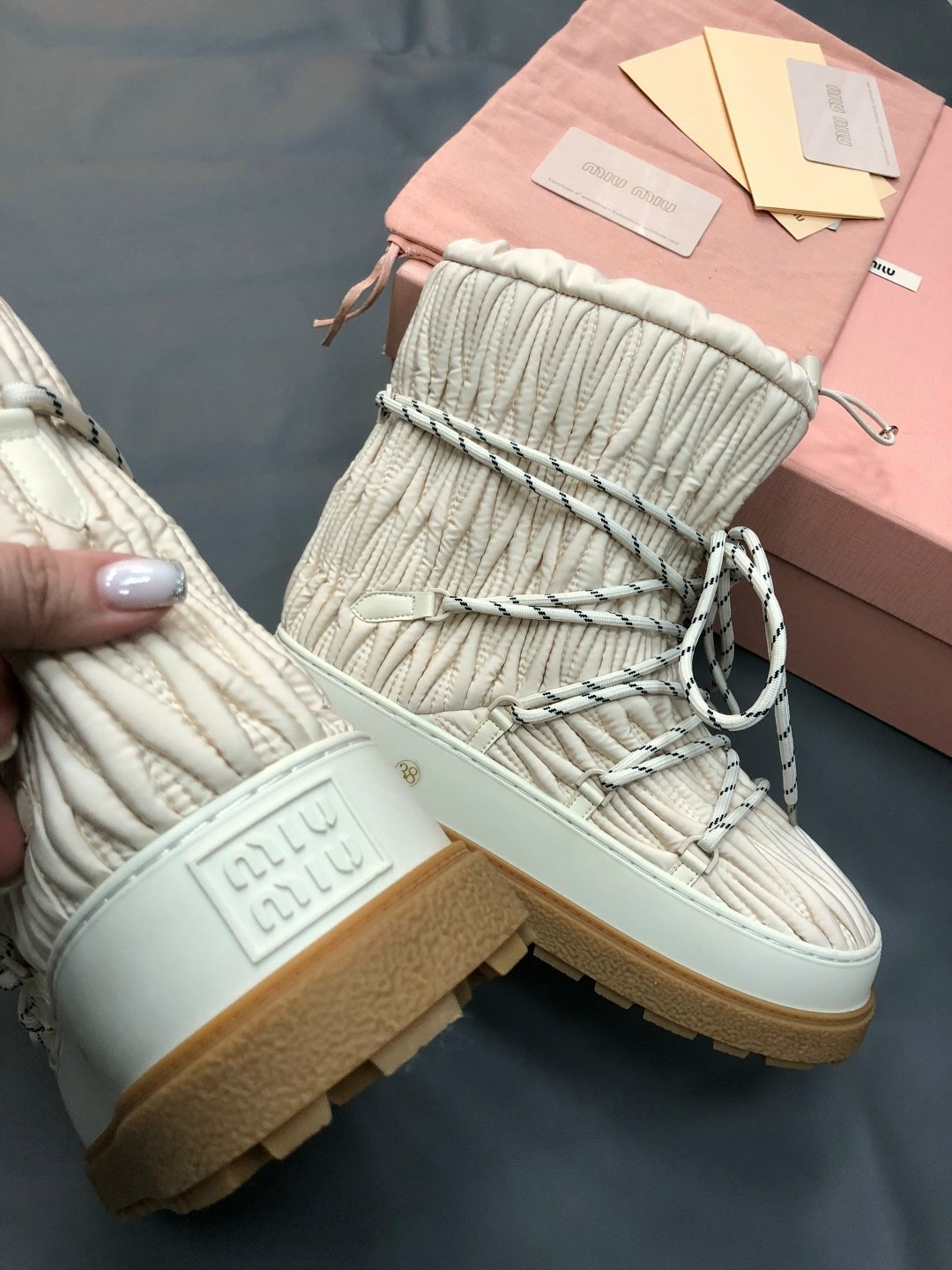 женские высокие луноходы miu miu молочные,луноходы женские,женские луноходы miu miu молочные,женские брендовые луноходы,женские брендовые бежевые луноходы