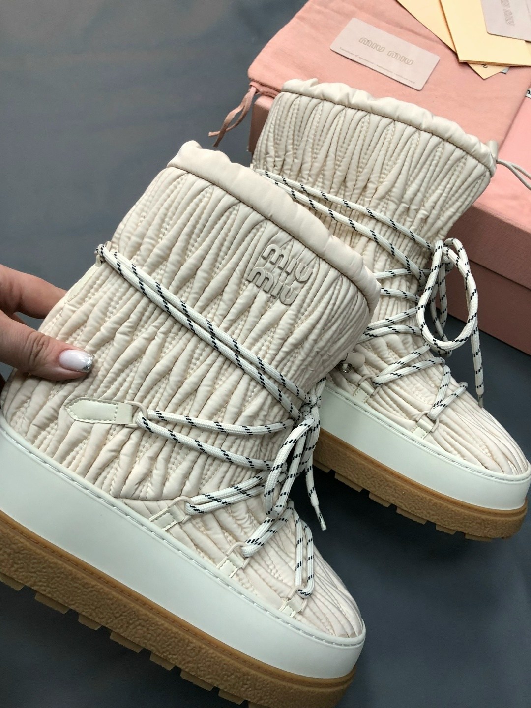 женские высокие луноходы miu miu молочные,луноходы женские,женские луноходы miu miu молочные,женские брендовые луноходы,женские брендовые бежевые луноходы