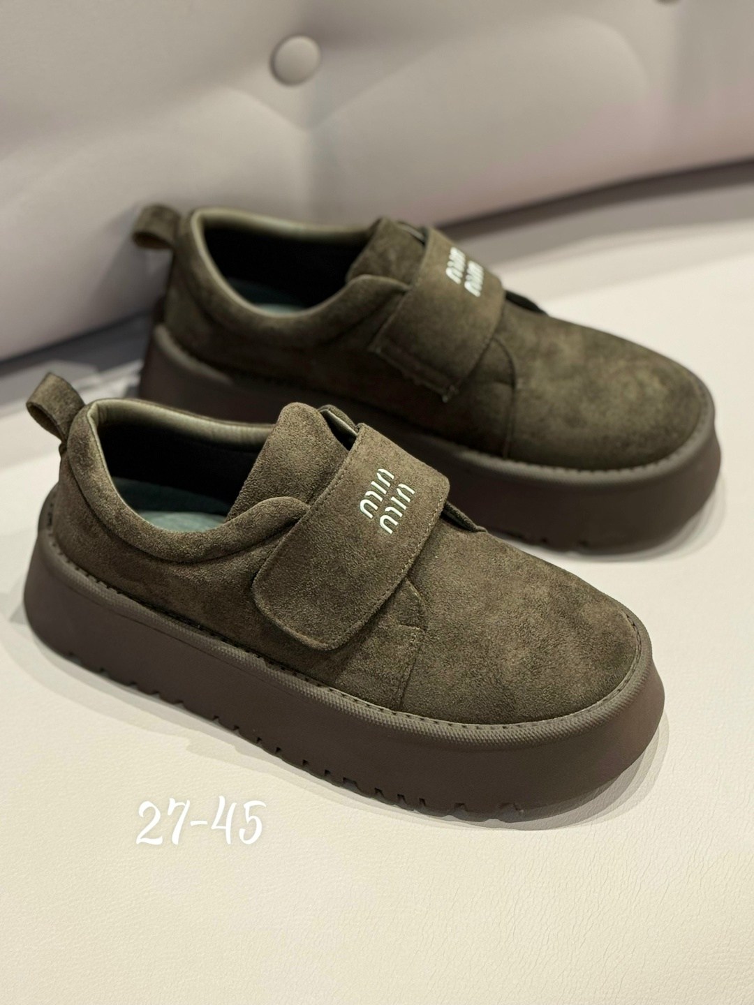 ,замшевые лоферы miu miu на высокий подошве и фирменной фурнитурой,женская ,лоферы замш,модная женская