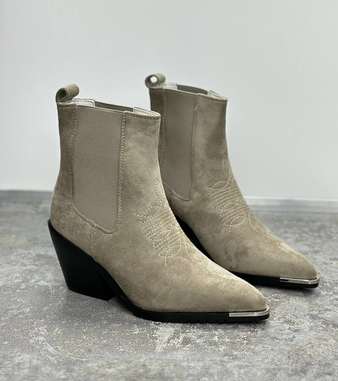 ,ковбойские замшевые ботильоны dewina isabel marant бежевый,женские классические замшевые ботинки челси,сапоги изабель марант казаки,сапоги казаки женские замшевые