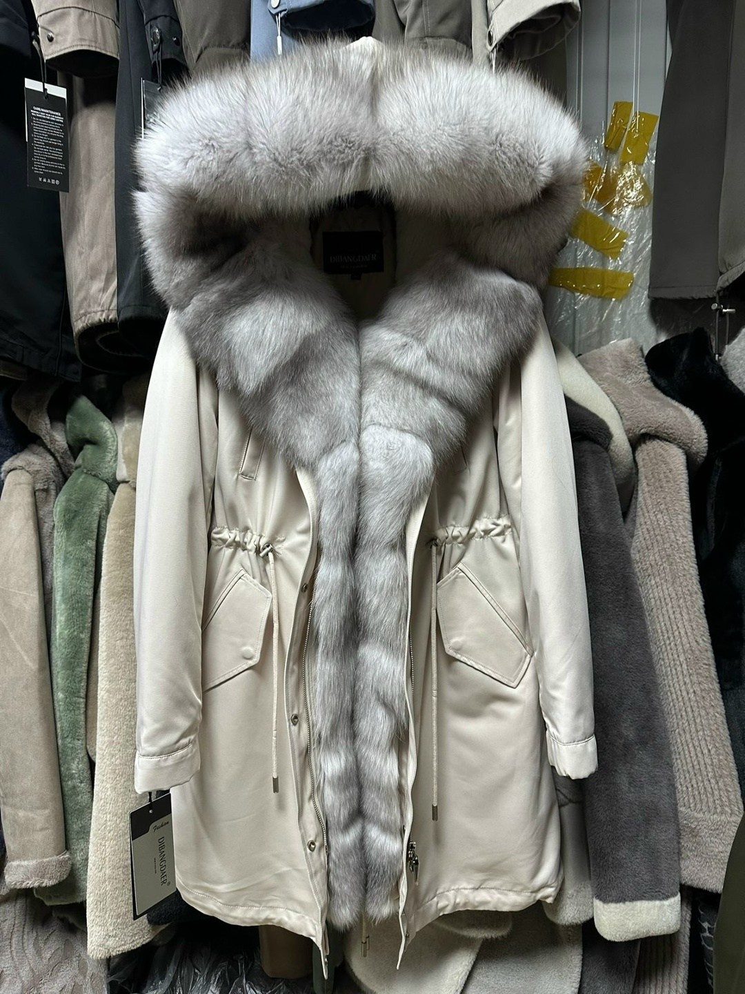 парка с натуральным мехом,парка женская с натуральным мехом песец,парки с мехом песца,молочная парка с мехом песца,парка с мехом песца женская зимняя