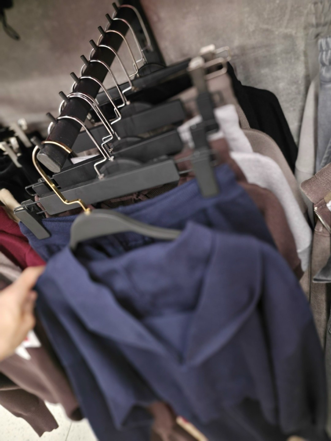 одежда и аксессуары,в гардероб,одежда на вешалках,мужская одежда