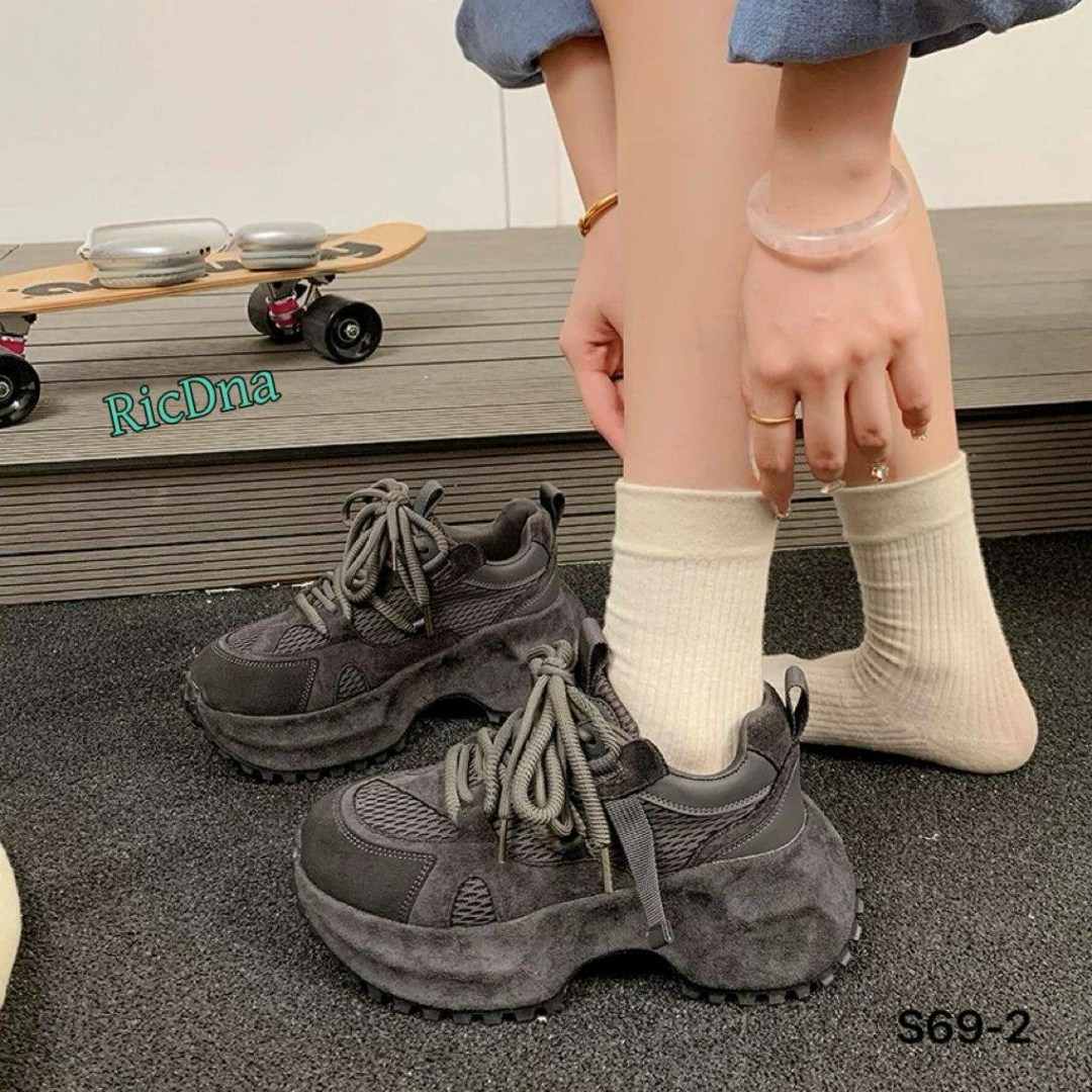 кроссовки женскиe,,массивные кроссовки женские,женские кроссовки на массивной платформе,кроссовки женские черные на высокой подошве