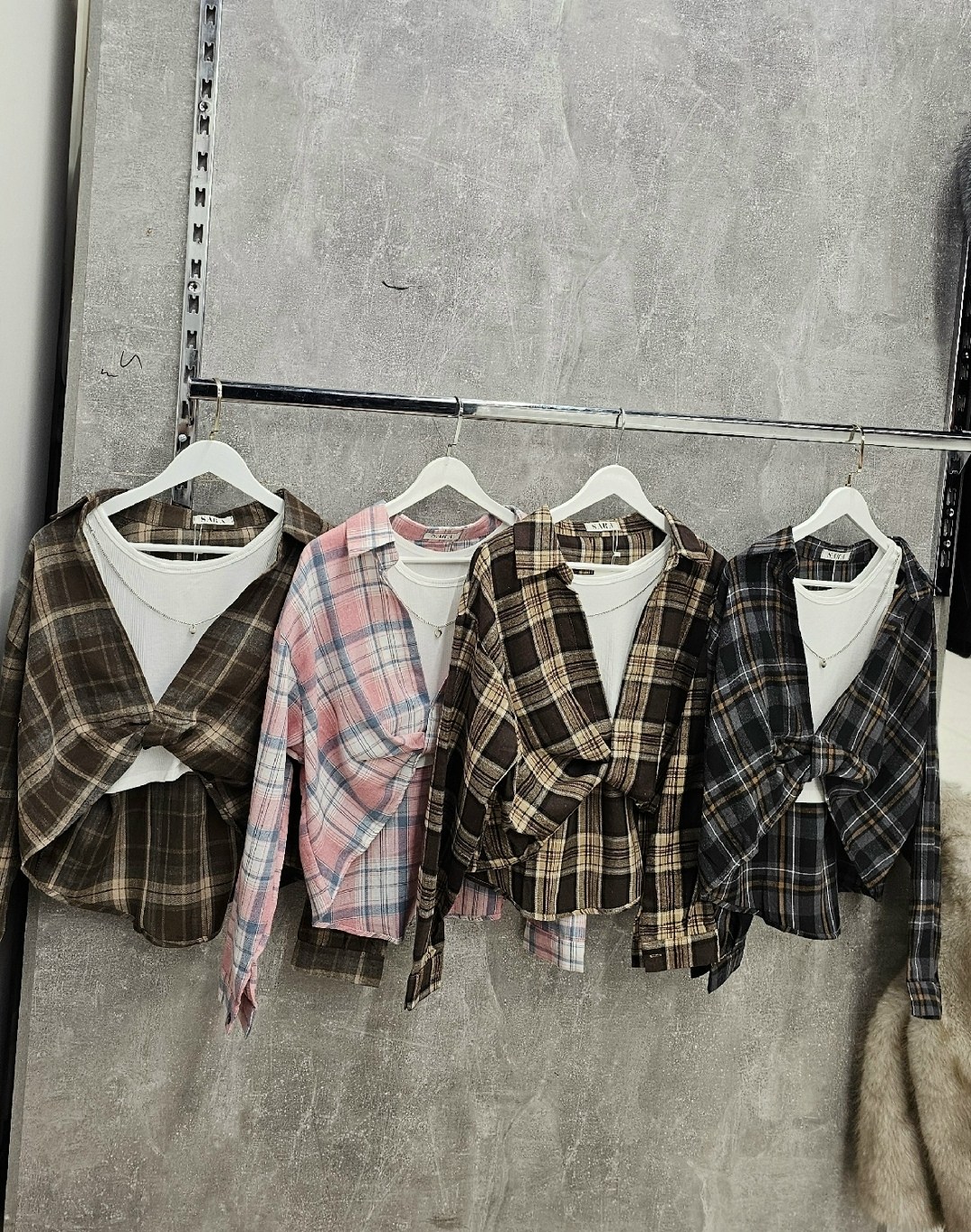 рубашка в клетку с майкой beststyle,рубашка в клетку хлопок модная оверсайз lateek,женская рубашка в клетку,рубашка укороченная оверсайз в клетку,рубашка в клетку оверсайз на кнопках