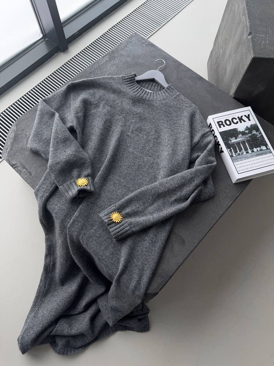 платье трикотажное с ремнем emberens 250483220,трикотажное платье,женское платье,модели платьев,темно-серое вязаное платье-свитер от fendi