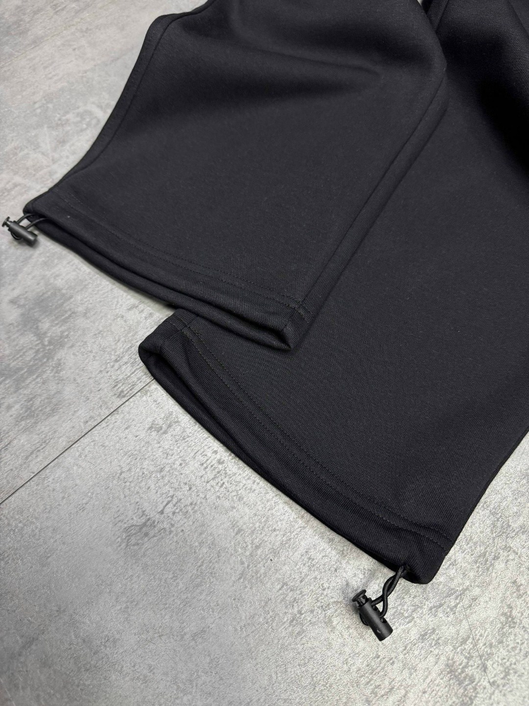 спортивные брюки,спортивные штаны,мускока спортивные штаны canada goose,брюки с логотипом,серые брюки