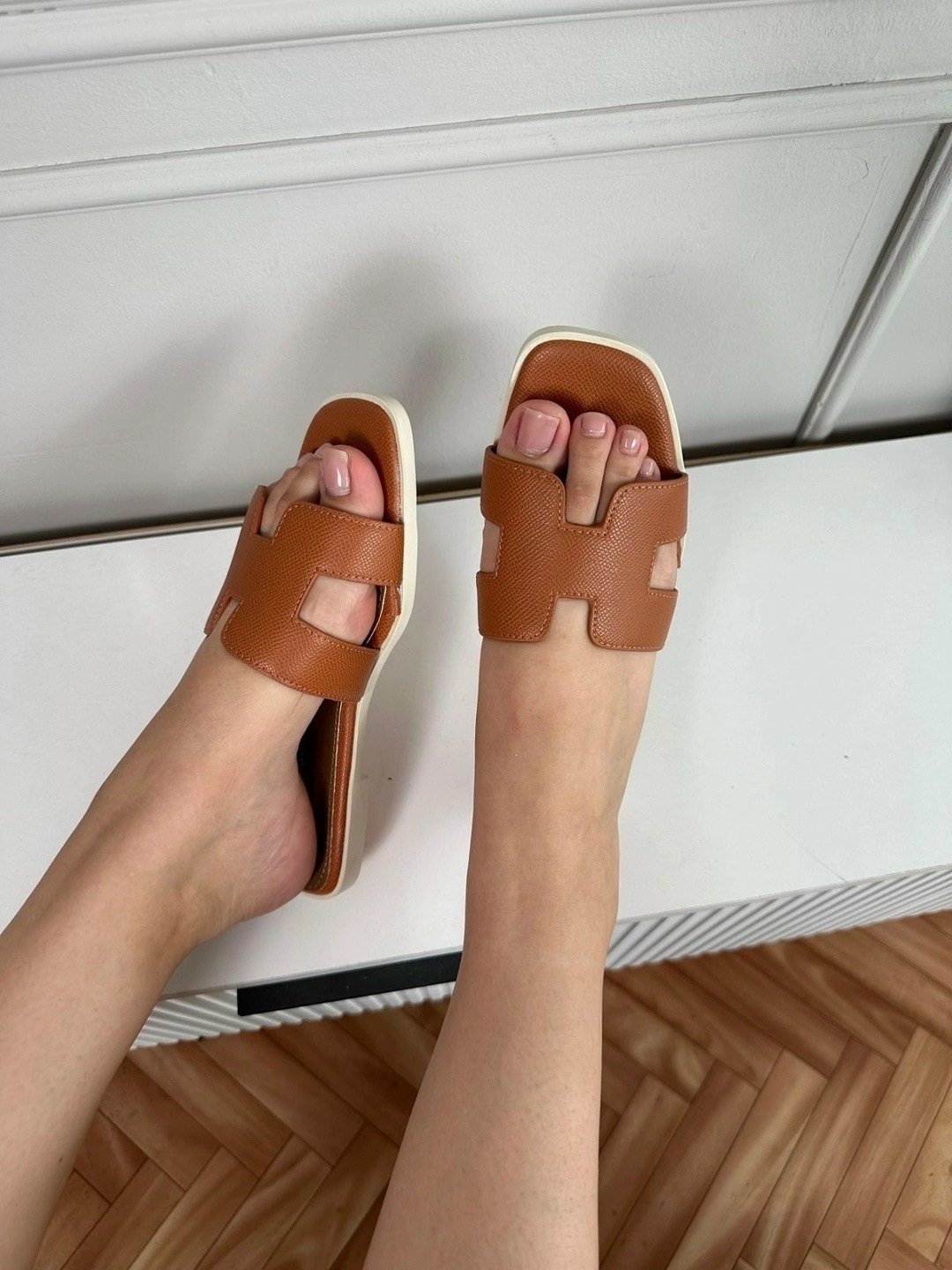 шлепки hermes,шлепки hermes женские,шлепки hermes oran,шлёпанцы hermes,женские кожаные шлепки hermes oran коричневые