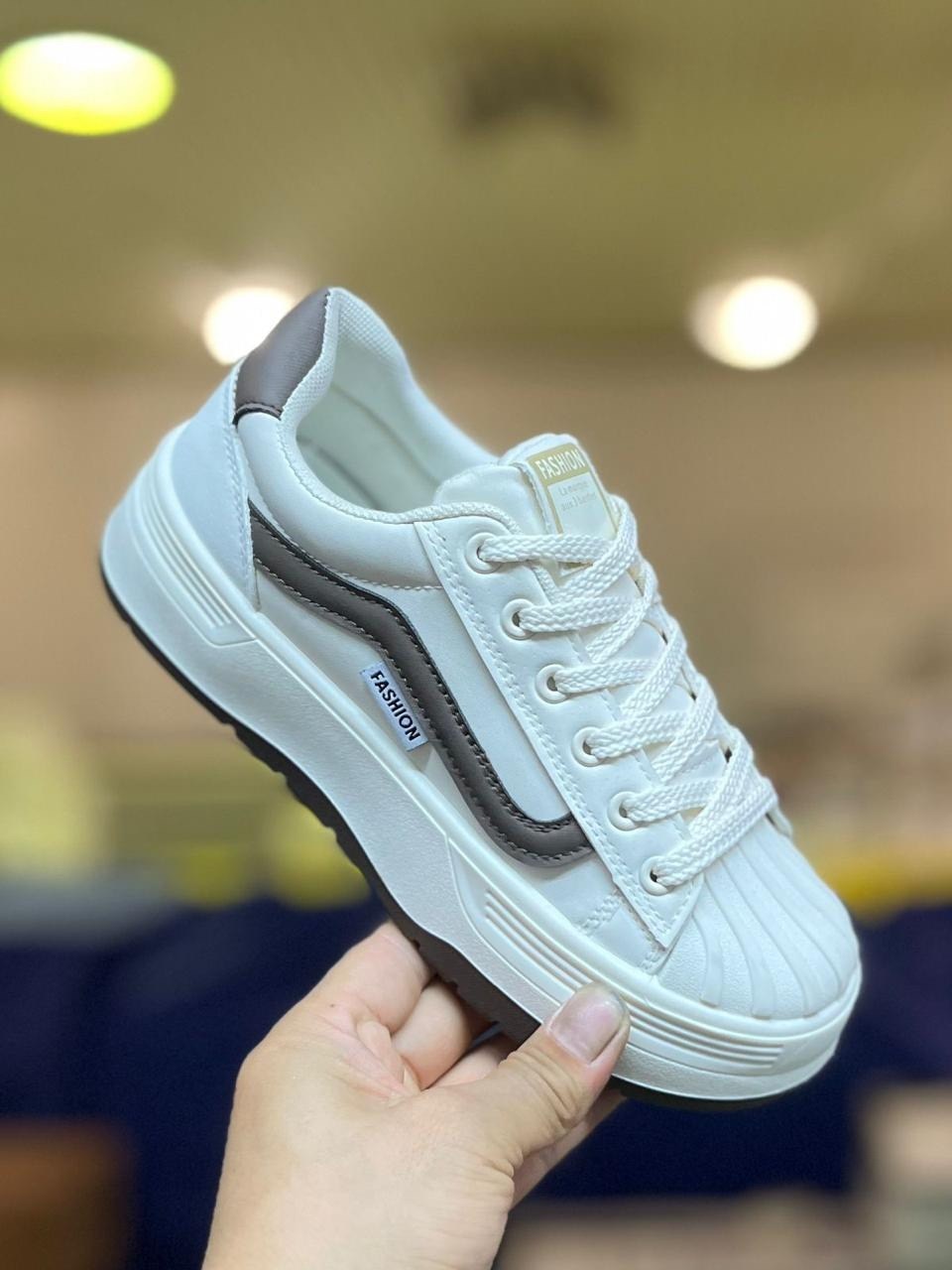 ,женские кроссовки,повседневные кроссовки,модные кроссовки,спортивная