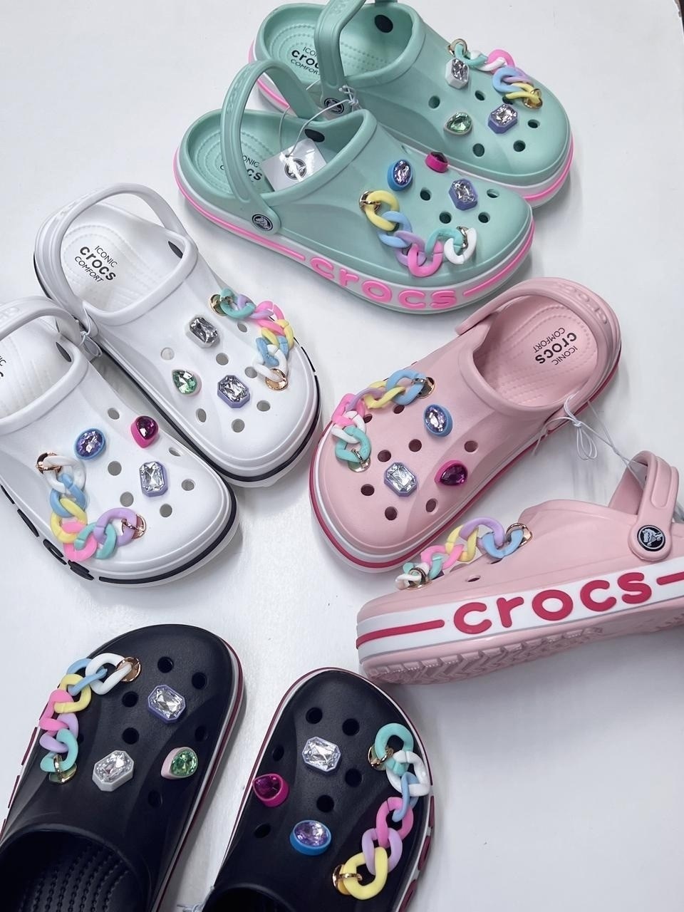 кроксы с джибитсами женские,кроксы с джибитсами,джибитс crocs сандалии,crocs jibbitz charms,