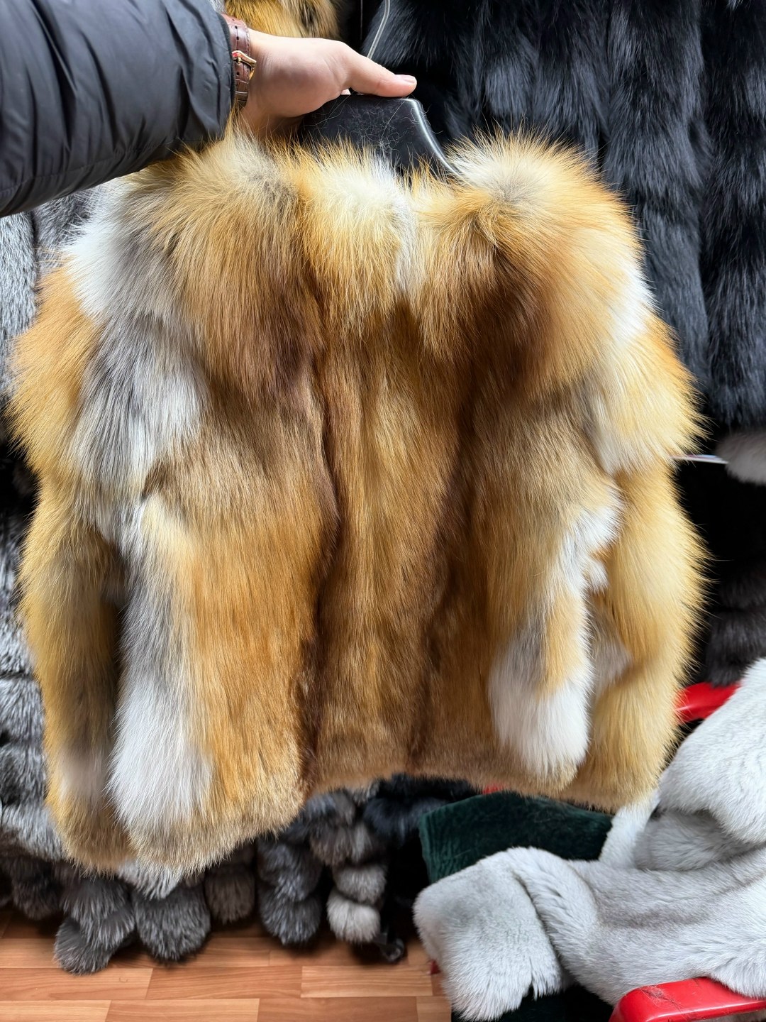 шуба из лисы,короткая шуба из лисы,полушубок из лисы,женская шуба с длинным рукавом из натурального красного лисьего меха,лисья шуба