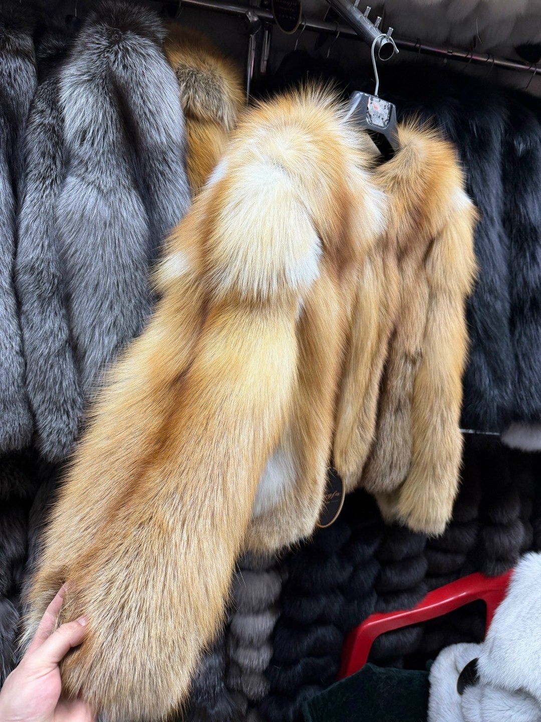 шуба из лисы,короткая шуба из лисы,полушубок из лисы,женская шуба с длинным рукавом из натурального красного лисьего меха,лисья шуба