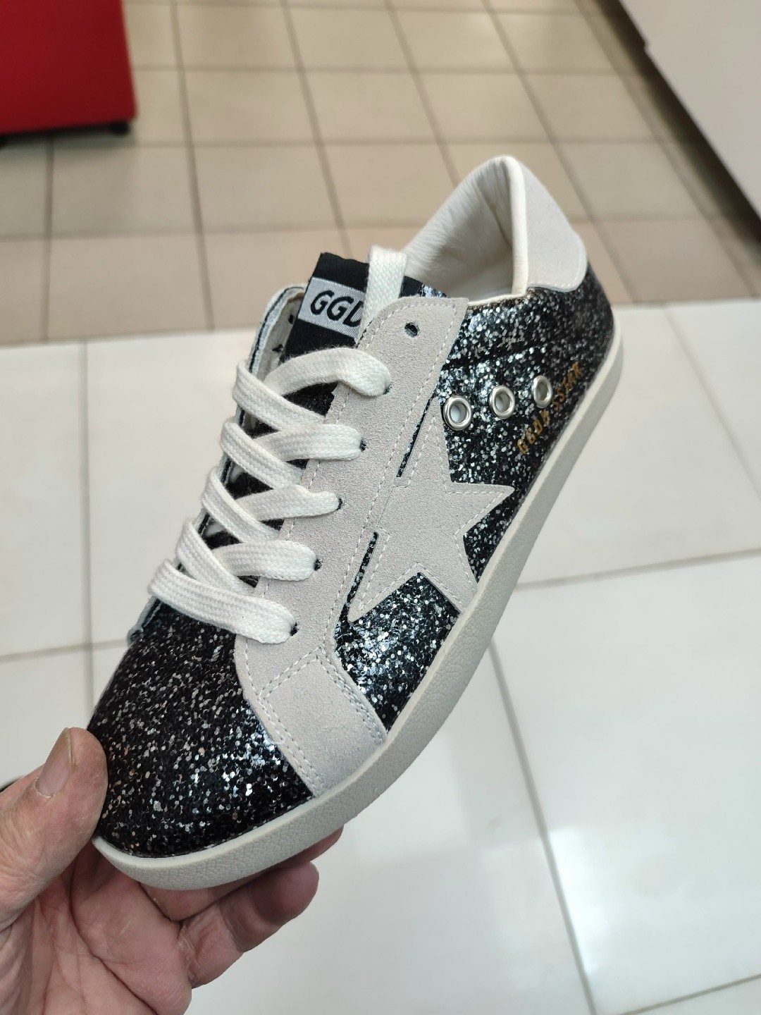 ,golden goose лаковые кроссовки,кеды golden goose,golden goose лаковые кроссовки с пайетками,кроссовки ball star черного и белого цвета golden goose