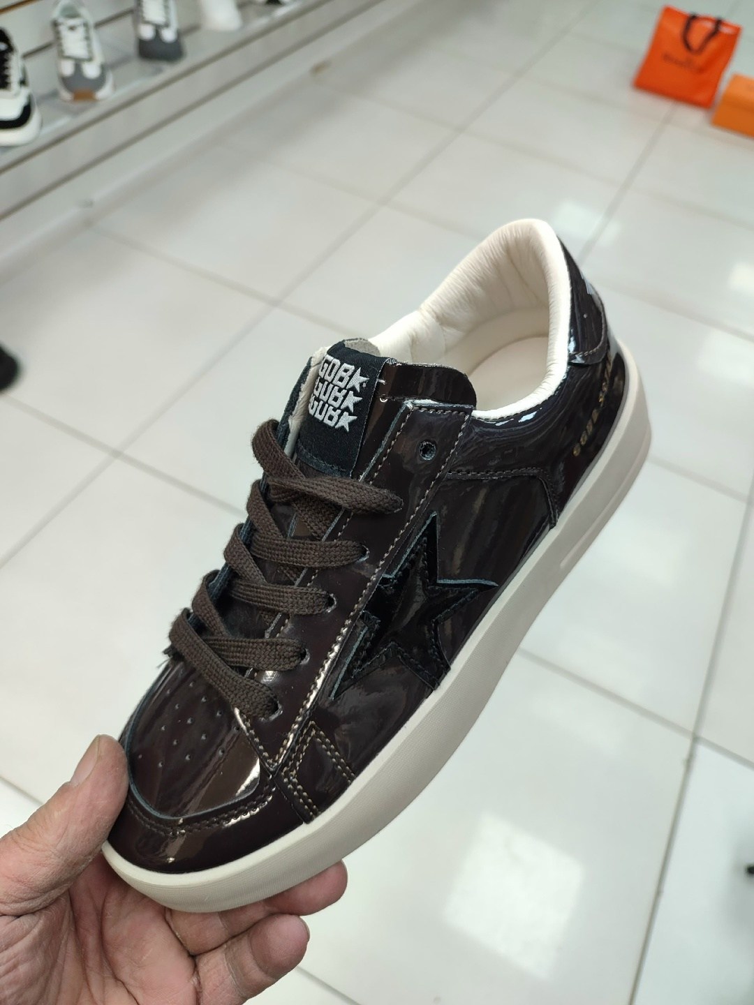 ,golden goose лаковые кроссовки,кеды golden goose,golden goose лаковые кроссовки с пайетками,кроссовки ball star черного и белого цвета golden goose