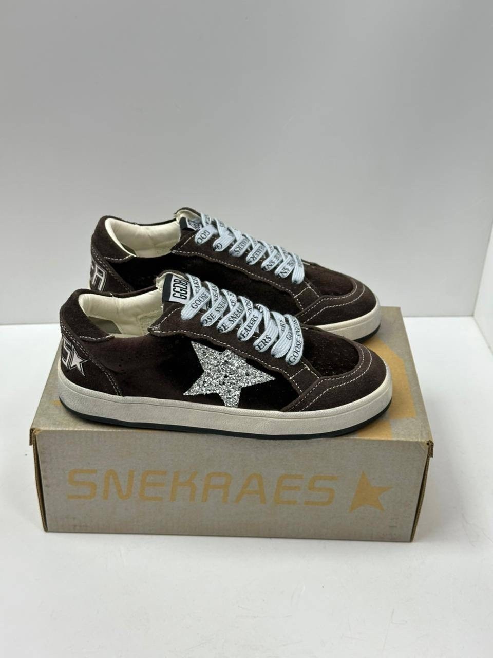 кеды golden goose,кеды super-star с блестками golden goose черный,лаковые кроссовки golden goose,кроссовки golden goose с пайетками на платформе,кроссовки golden goose