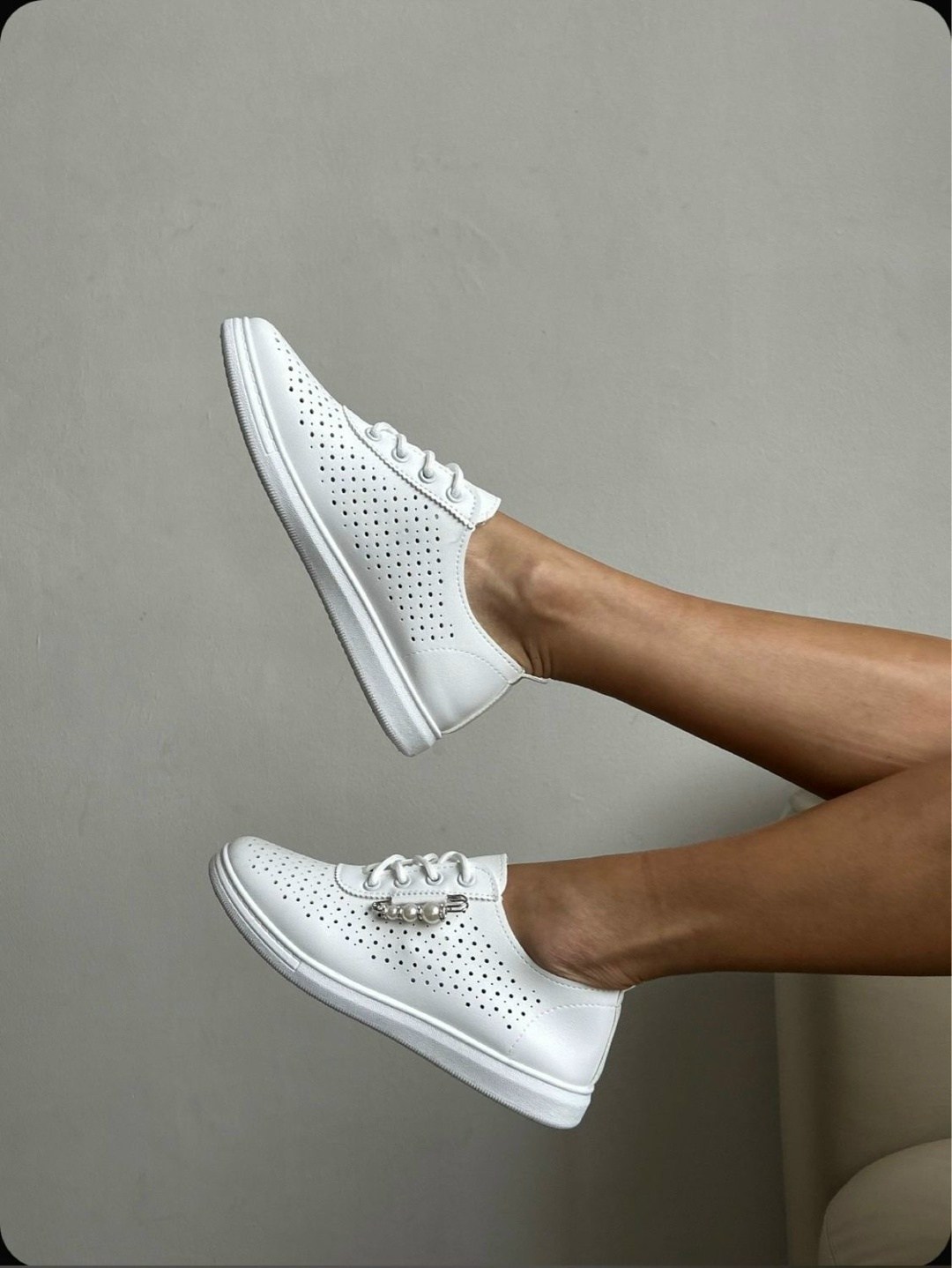 ,кеды женски,кеды кожаные перфорированные,белые летние кеды,кеды белые с перфорацией