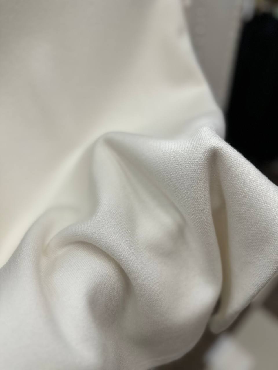 платье с перьями,платье с перьями нарядное,прямое платье миди с перьями на манжетах,платье,прямое платье