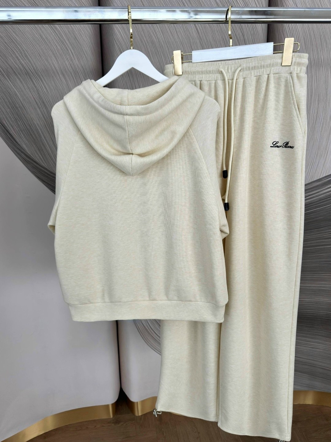 loro piana женский бежевый костюм premium,костюм вязаный кашемир модный стиль,стильные костюмы,женский костюм,костюм бежевый