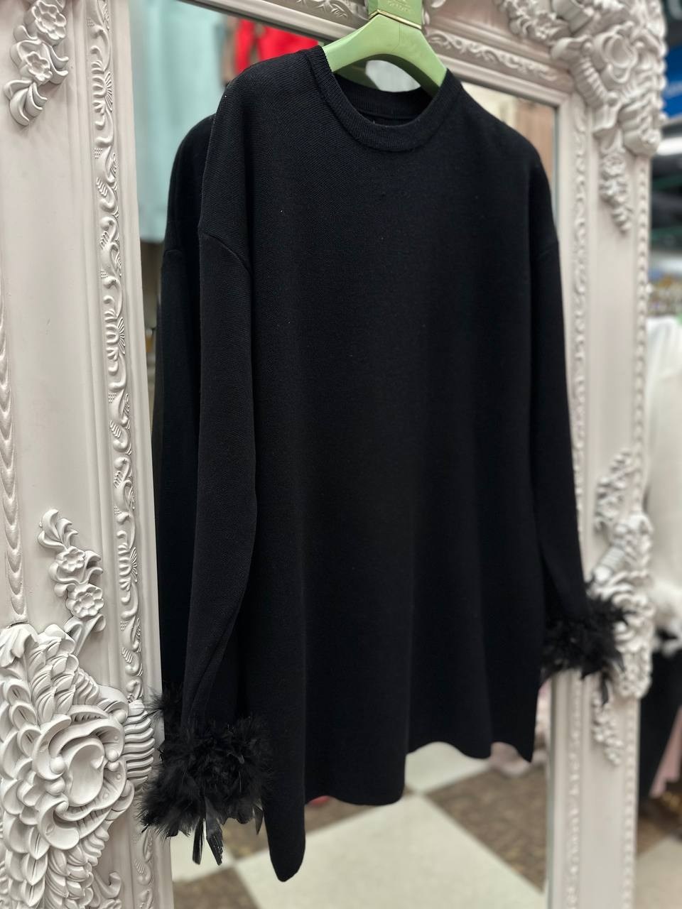 платье с перьями,платье с перьями нарядное,прямое платье миди с перьями на манжетах,платье,прямое платье