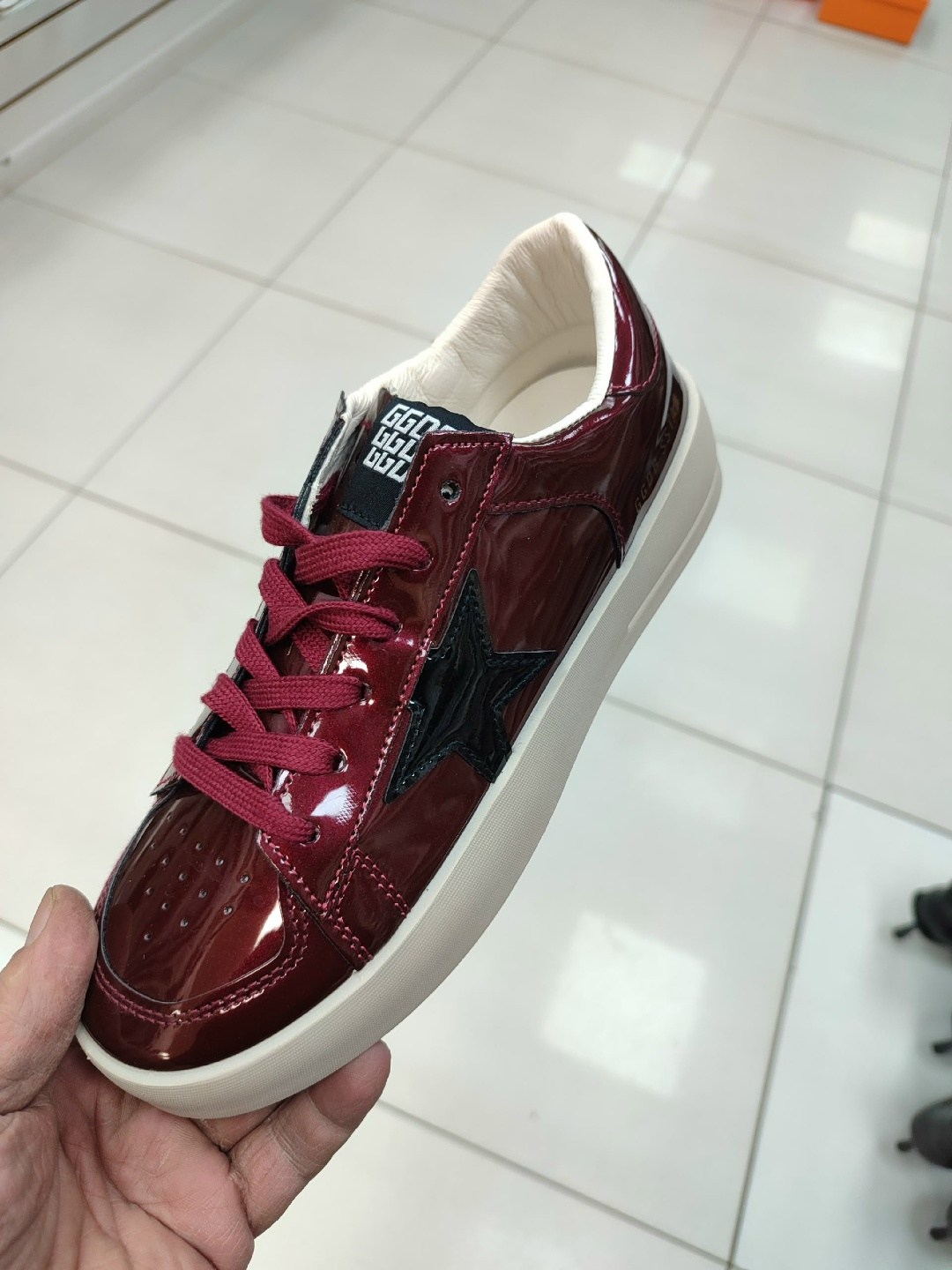 ,golden goose лаковые кроссовки,кеды golden goose,golden goose лаковые кроссовки с пайетками,кроссовки ball star черного и белого цвета golden goose