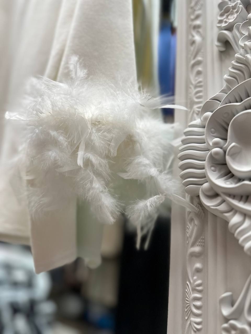 платье с перьями,платье с перьями нарядное,прямое платье миди с перьями на манжетах,платье,прямое платье