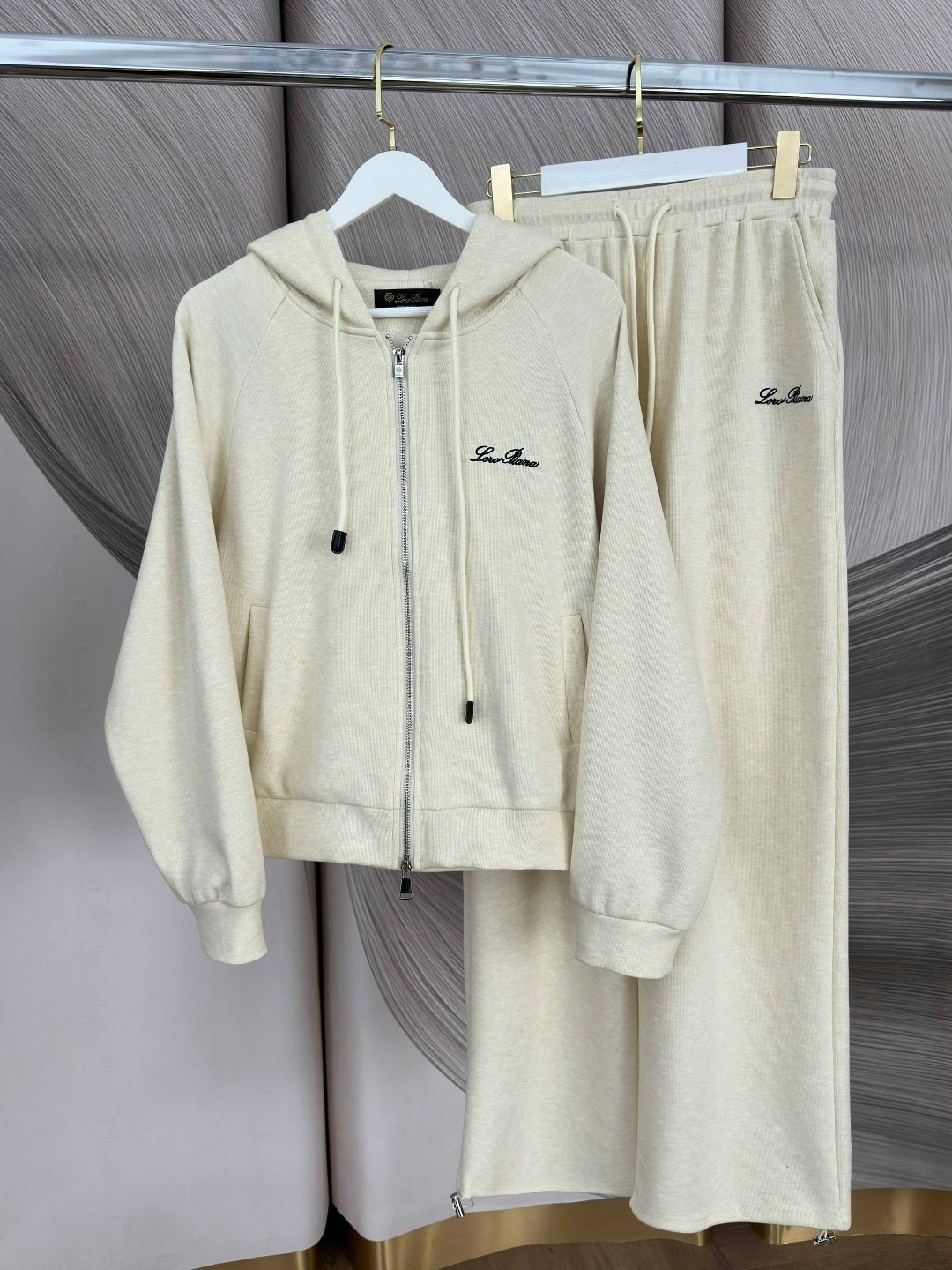 loro piana женский бежевый костюм premium,костюм вязаный кашемир модный стиль,стильные костюмы,женский костюм,костюм бежевый