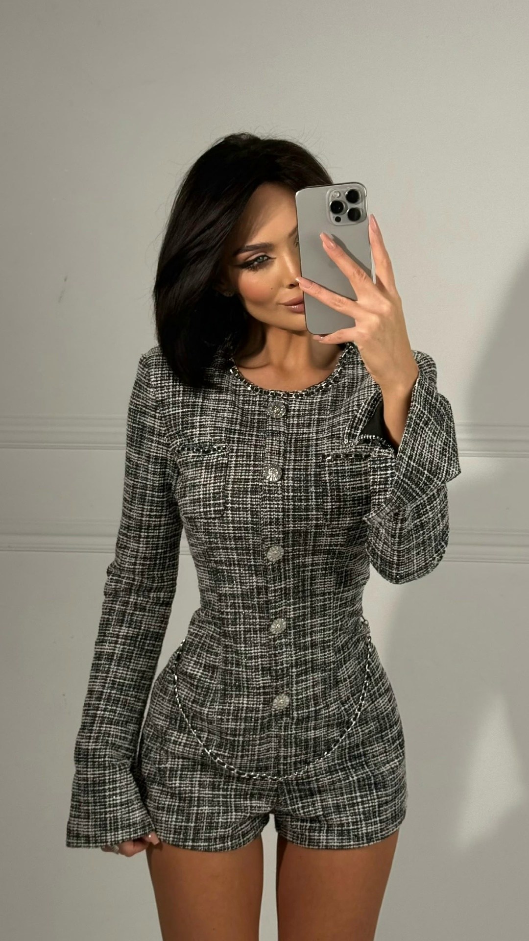 твидовый комбинезон shiloh с длинными рукавами alice + olivia,твидовый костюм,женский твидовый комбинезон на пуговицах спереди alice and olivia черный кремовый,твидовый костюм с шортами,жакет твидовый