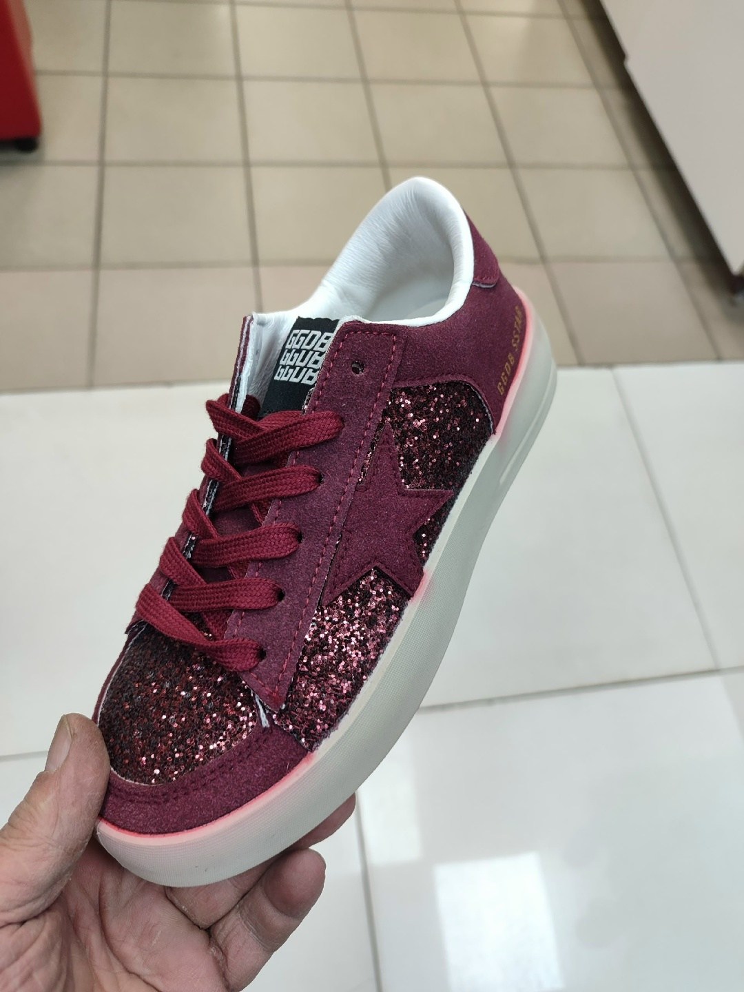 ,golden goose лаковые кроссовки,кеды golden goose,golden goose лаковые кроссовки с пайетками,кроссовки ball star черного и белого цвета golden goose