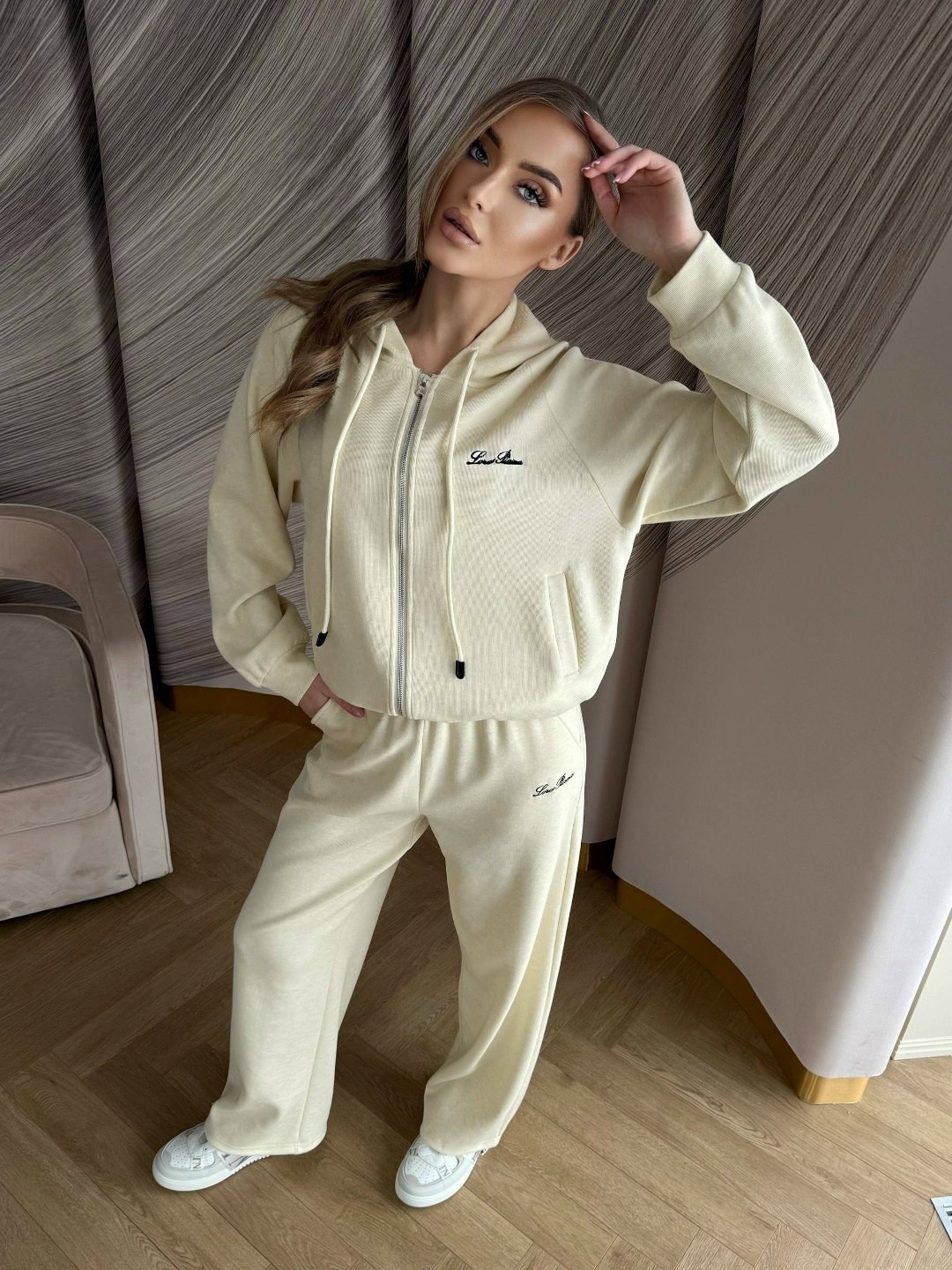 loro piana женский бежевый костюм premium,костюм вязаный кашемир модный стиль,стильные костюмы,женский костюм,костюм бежевый