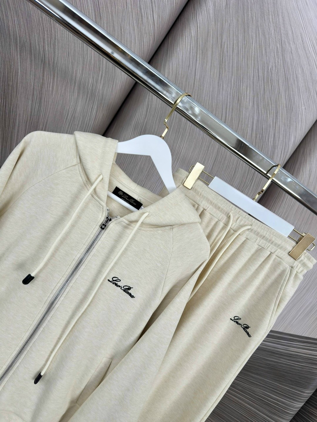 loro piana женский бежевый костюм premium,костюм вязаный кашемир модный стиль,стильные костюмы,женский костюм,костюм бежевый