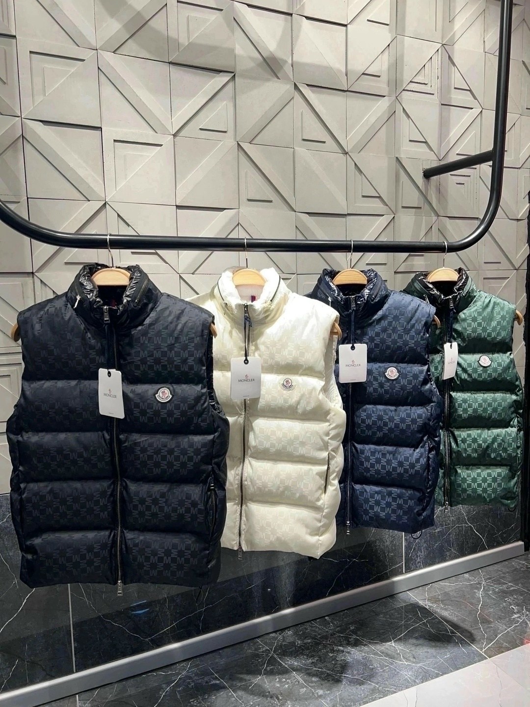 жилетка moncler,жилетка монклер оригинал,жилетка монклер мужская,жилетка монклер,жилет moncler