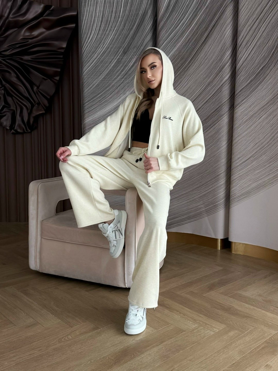 loro piana женский бежевый костюм premium,костюм вязаный кашемир модный стиль,стильные костюмы,женский костюм,костюм бежевый